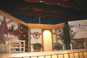 Das Bühnenbild in der Stadthalle Arnstein.