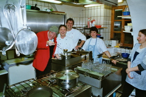 Eugen schaut den Chef in die Töpfe.