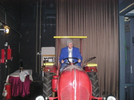 Otmar wartet auf den Auftritt mit den Traktor 2006 im CCW Würzburg.